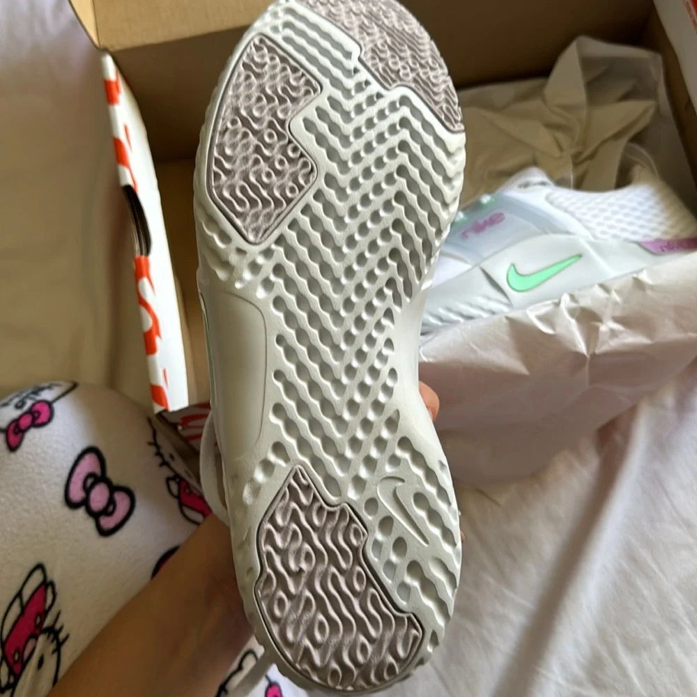 Nike - Picture 2 of 4